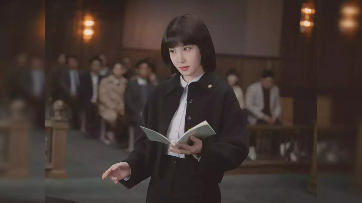 Park Eun-bin as Woo Young-woo in Extraordinary Attorney Woo, standing in a courtroom.
