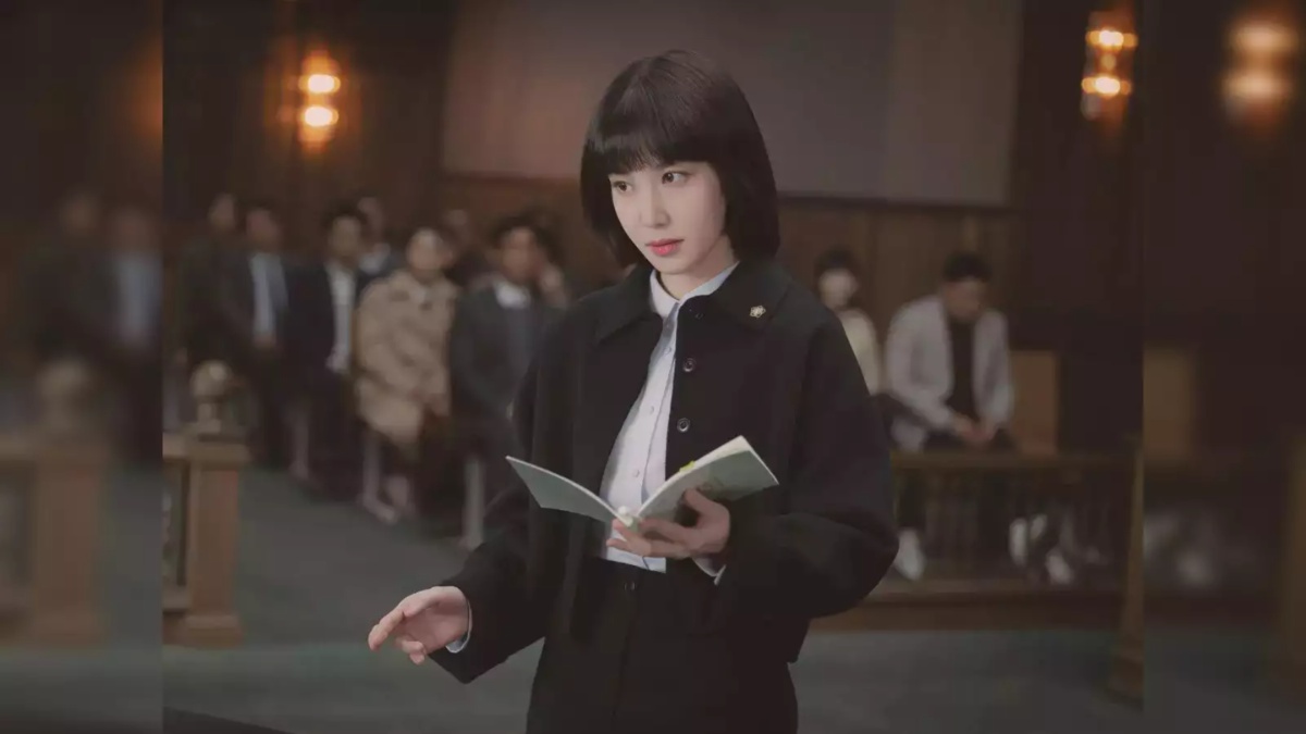 Park Eun-bin as Woo Young-woo in Extraordinary Attorney Woo, standing in a courtroom. 