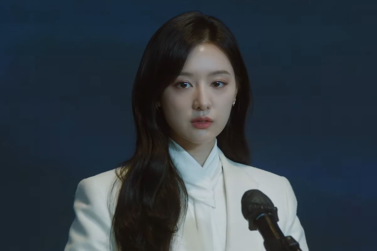 Kim Ji-won as Hong Hae-in, exposing Eunseong for blackmail in Episode 10 of Queen of Tears