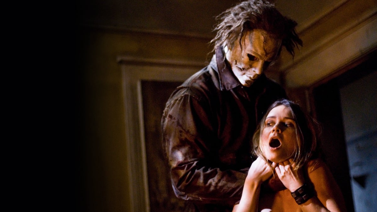 Michael Myers chokes a woman in "Halloween 2007"