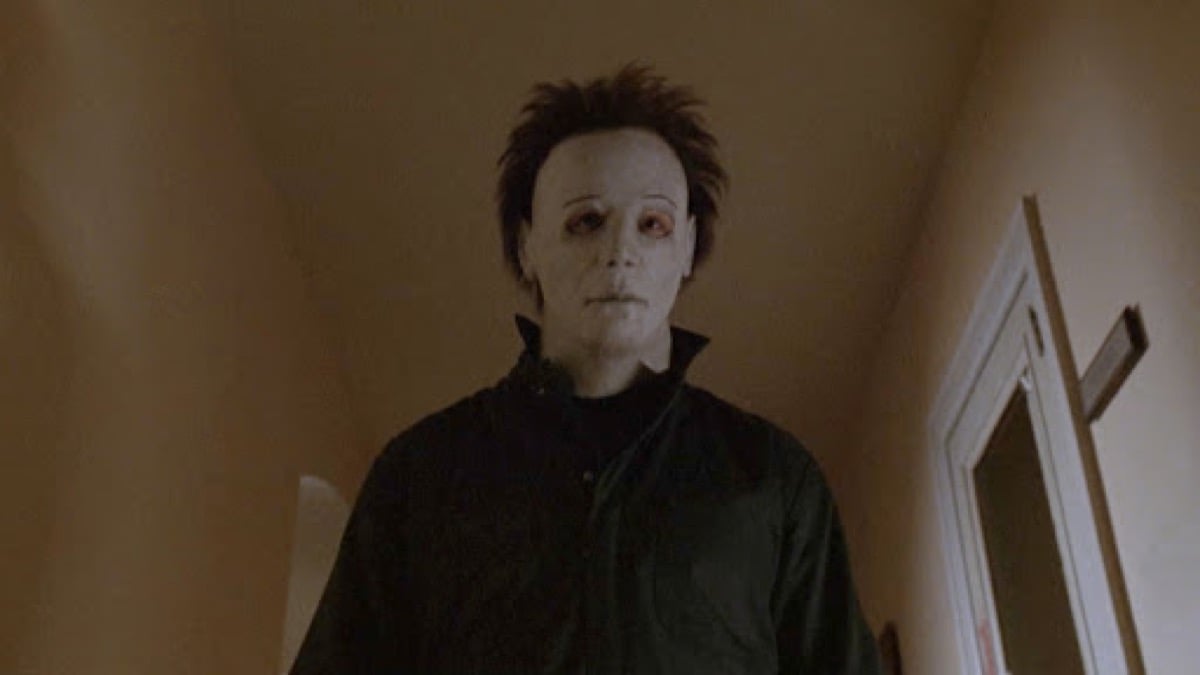 Michael Myers stands over a victim in "Halloween H20" 