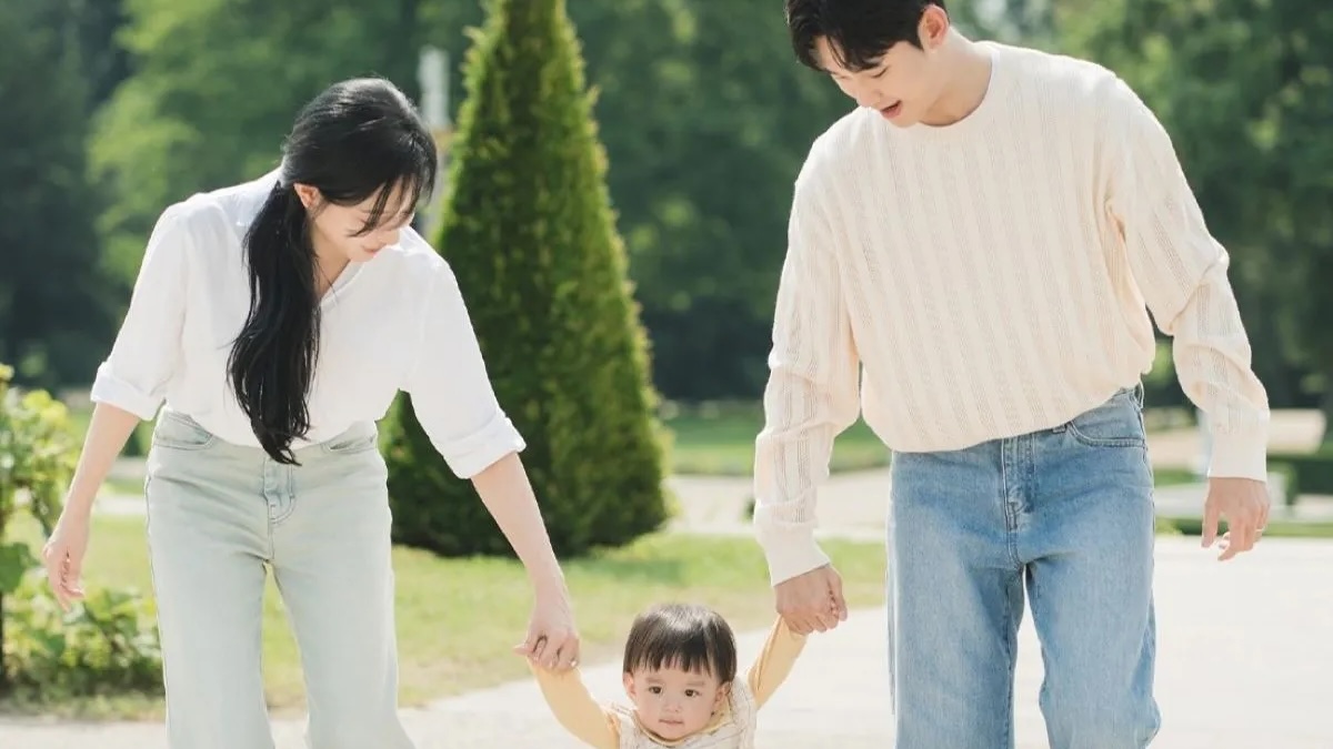 Hae-in and Hyun-woo with their daughter in Episode 16 of Queen of Tears