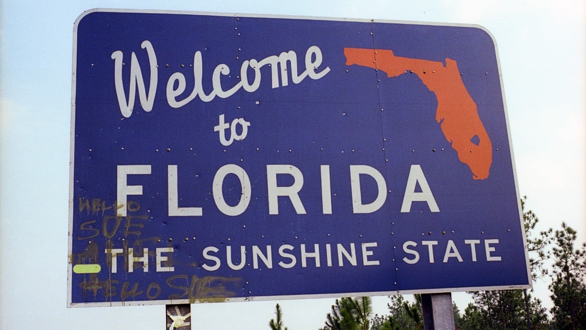A sign welcoming people to Florida