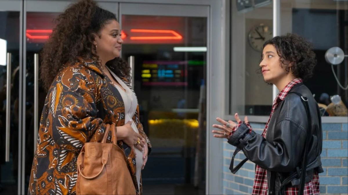 Michelle Buteau cradles her pregnant belly while talking to Ilana Glazer in 'Babes'.