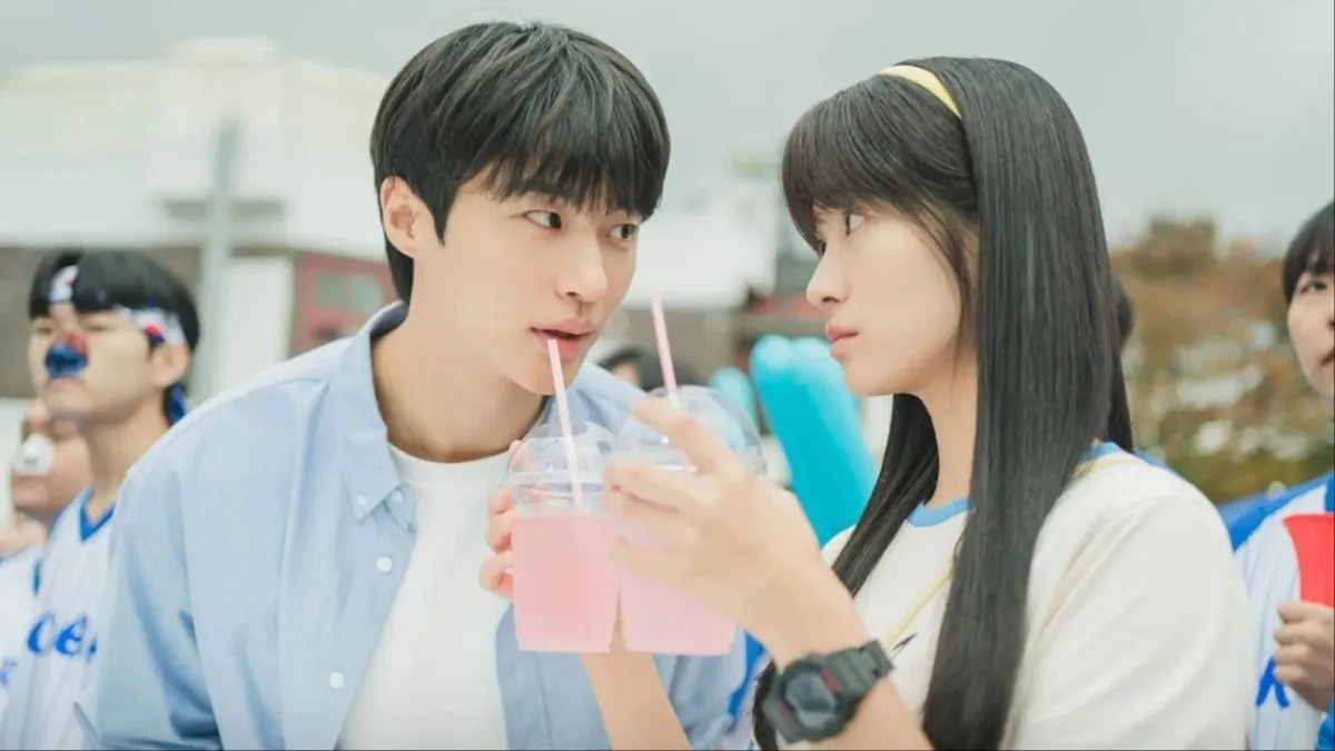 Byun Woo Seok and Kim Hye Yoon drink pink drinks in 'Lovely Runner'.