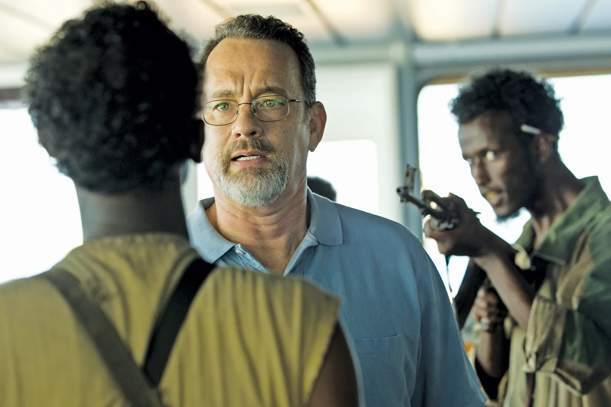 Pirates point gun at Tom Hanks in Captain Phillips
