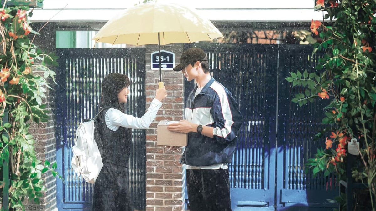 Sol and Sun-jae's first meeting in the rain.