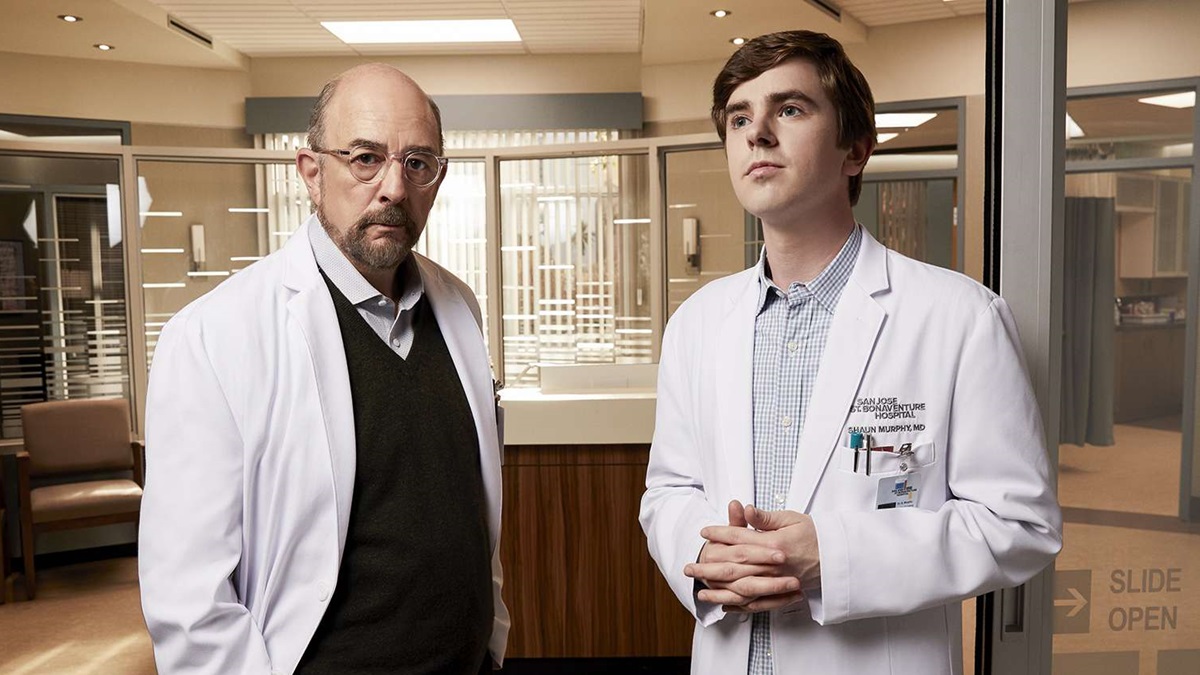Richard Schiff as Dr. Goodman and Freddie Highmore as Dr. Shaun Murphy in The Good Doctor