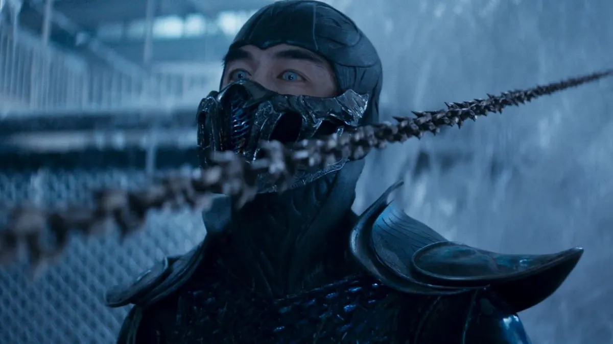 Sub-Zero dodging a chain in 'Mortal Kombat'