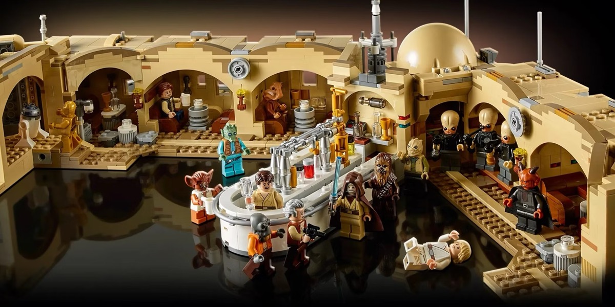 Miniatures interact in the Mos Eisley Catina LEGO set 