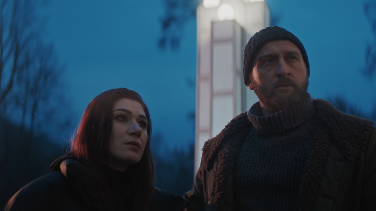 A man and a woman standing outside in the evening in "Detective Forst"