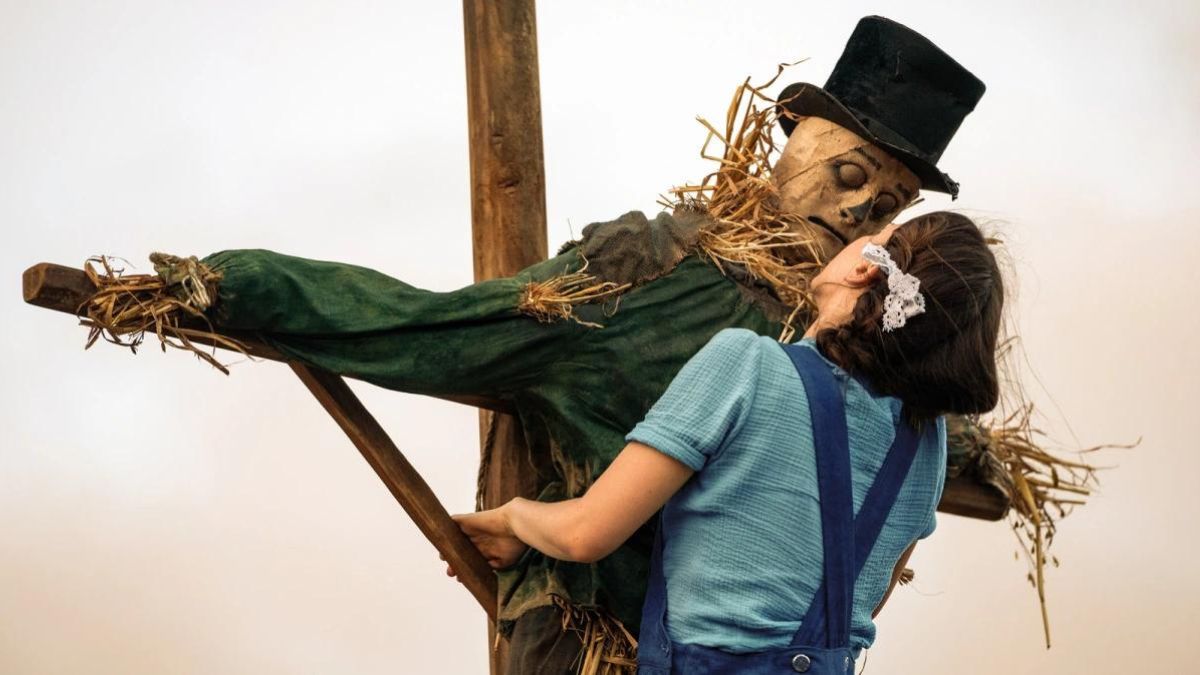 Mia Goth's Pearl seducing a scarecrow in 'Pearl'