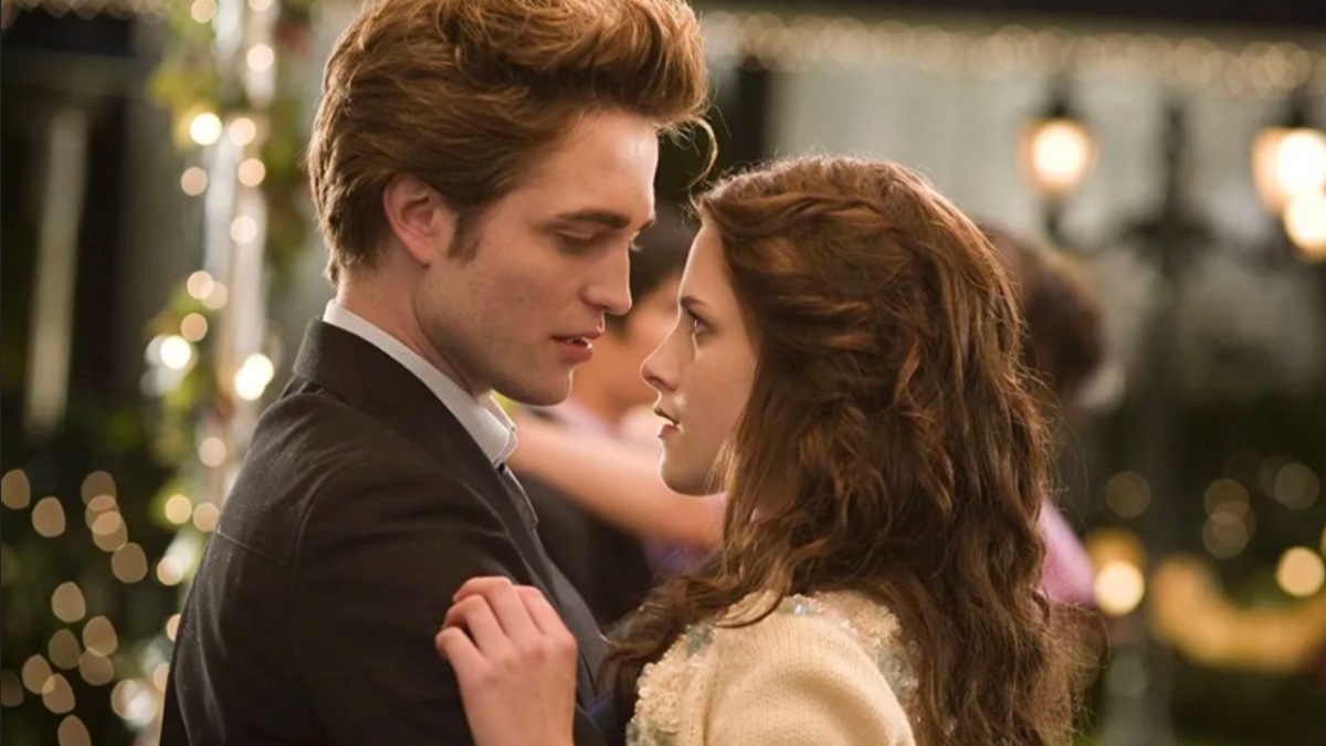 Bella and Edward look at each other at prom