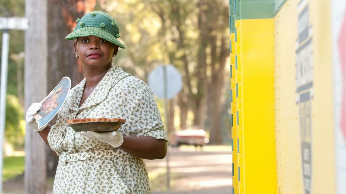 Octavia Spencer holding a pie in The Help