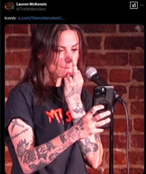 A tweet praising Cuomo for yelling at a heckler at her comedy show