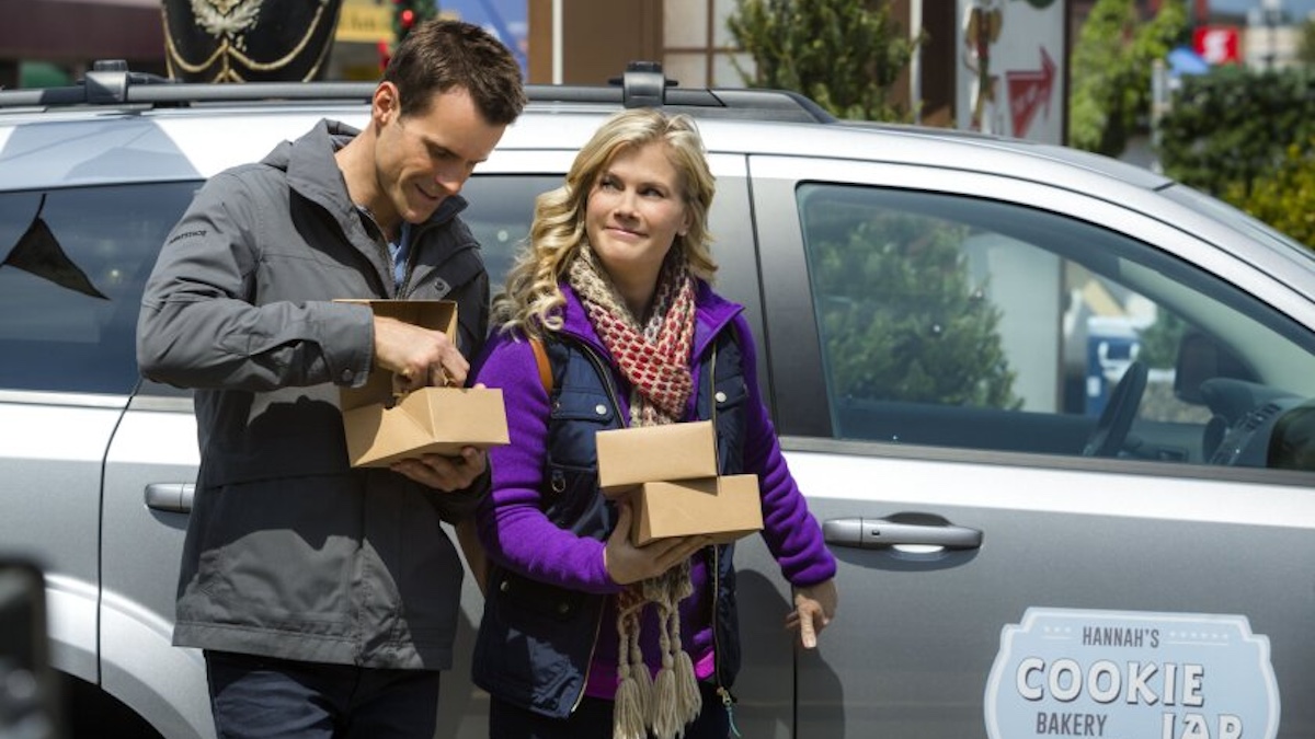 Hannah Swensen and Detective Mike Kingston from Murder, She Baked