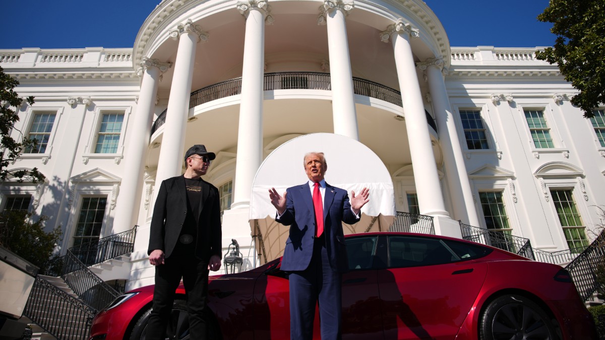 Elon Musk and Donald Trump next to a Tesla