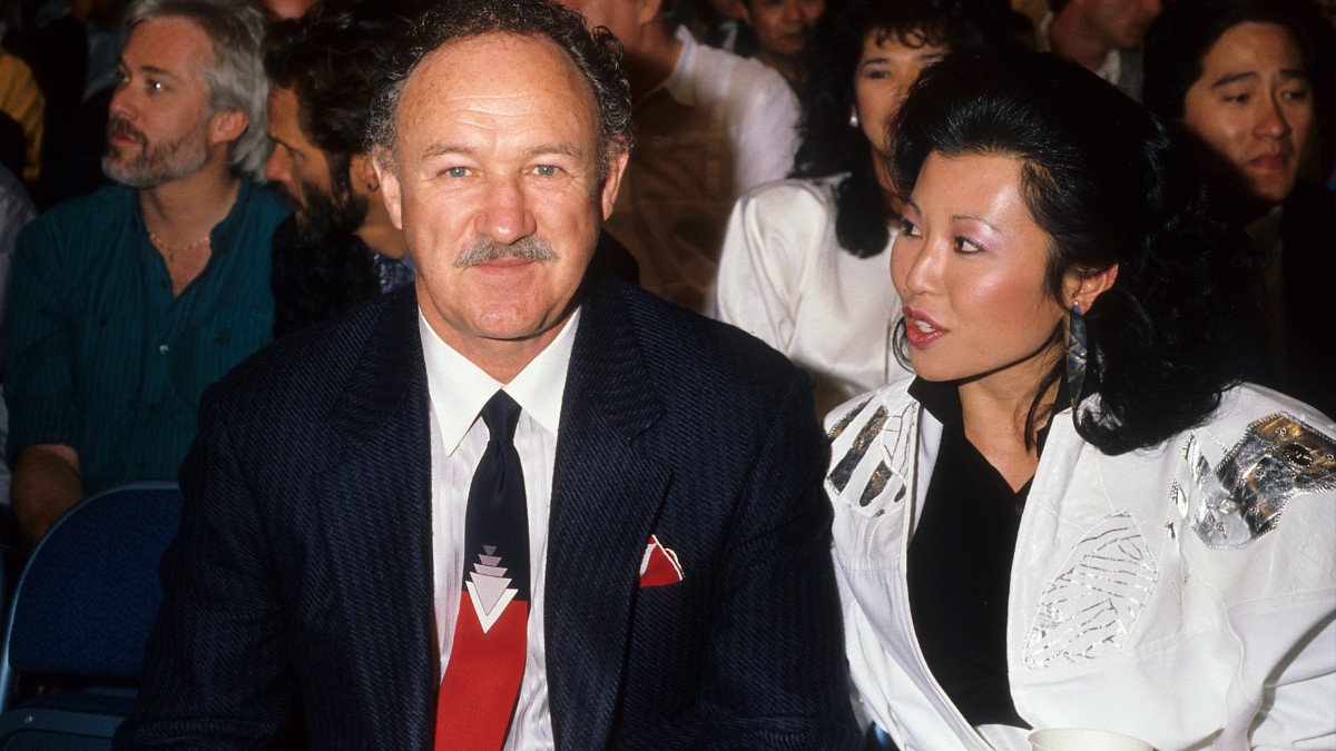Gene Hackman and Betsy Arakawa pose for a photo in Los Angeles in 1986