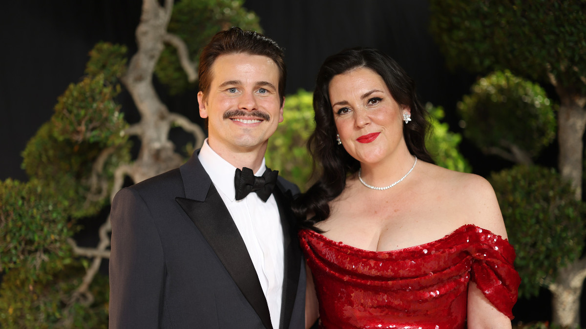 BEVERLY HILLS, CALIFORNIA - MARCH 02: (L-R) Jason Ritter and Melanie Lynskey attend the 2025 Vanity Fair Oscar Party Hosted By Radhika Jones at Wallis Annenberg Center for the Performing Arts on March 02, 2025 in Beverly Hills, California.