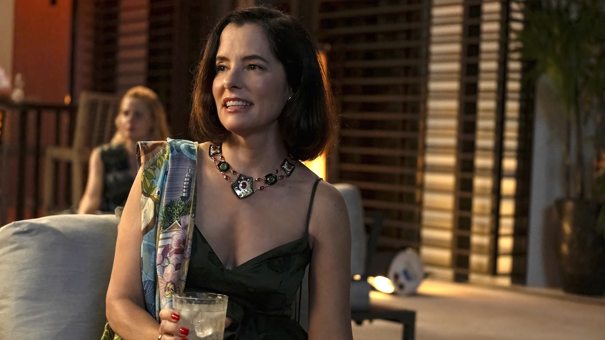 parker posey with a drink on the white lotus