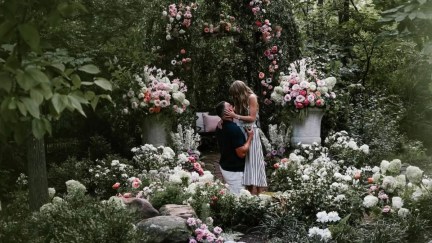 taylor swift and travis kelce with flowers
