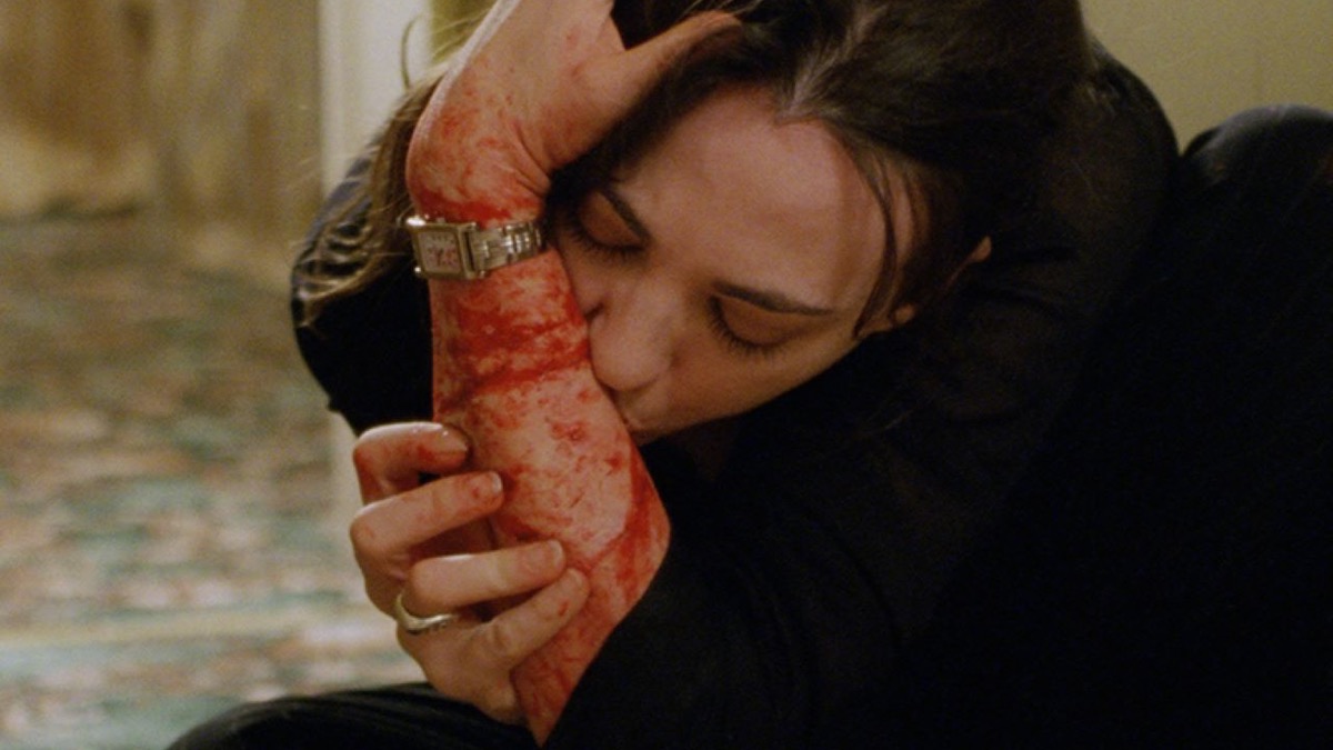 A woman eats her flesh in "In My Skin" 
