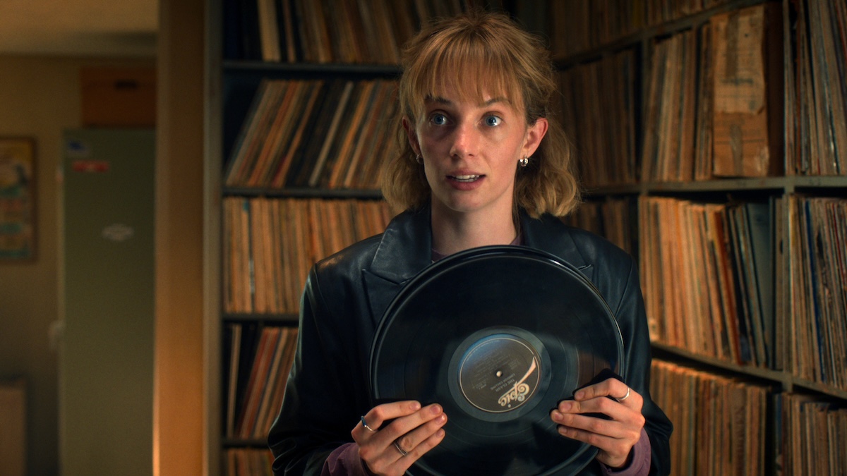 Maya Hawke holding a vinyl on stranger things