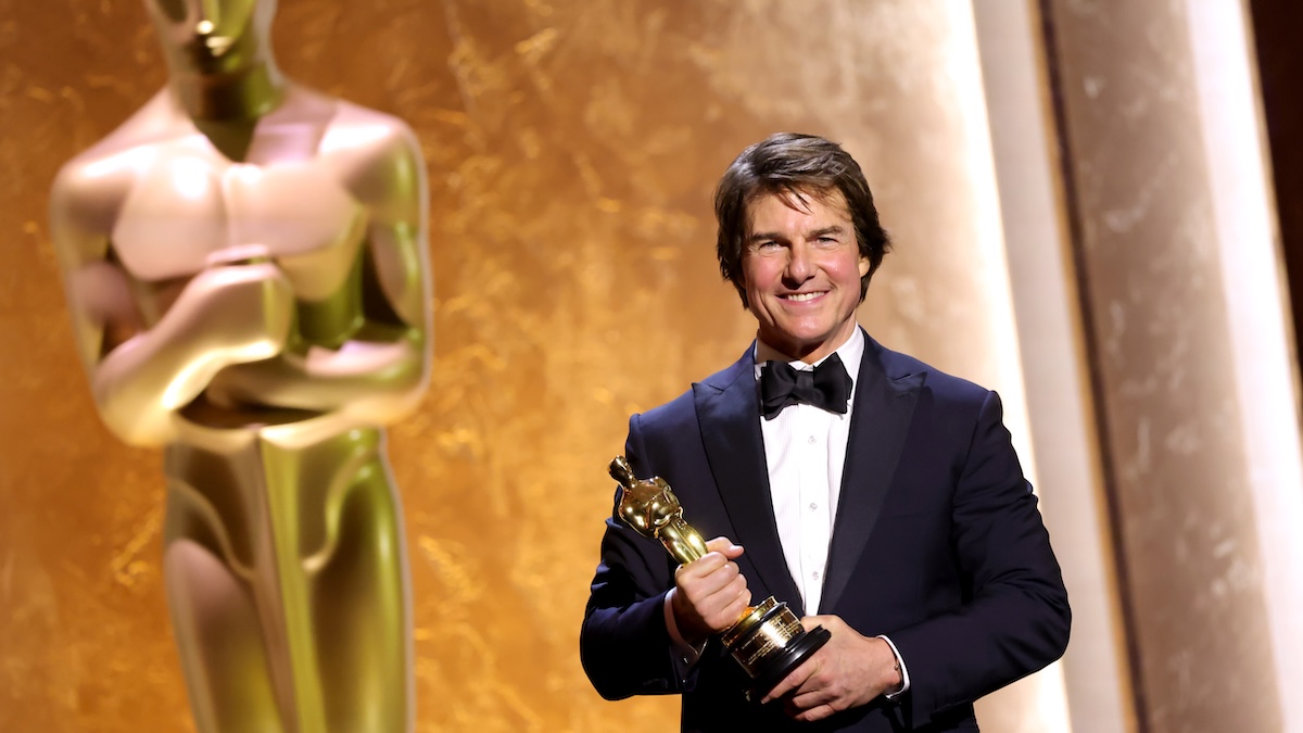 tom cruise holding an oscar