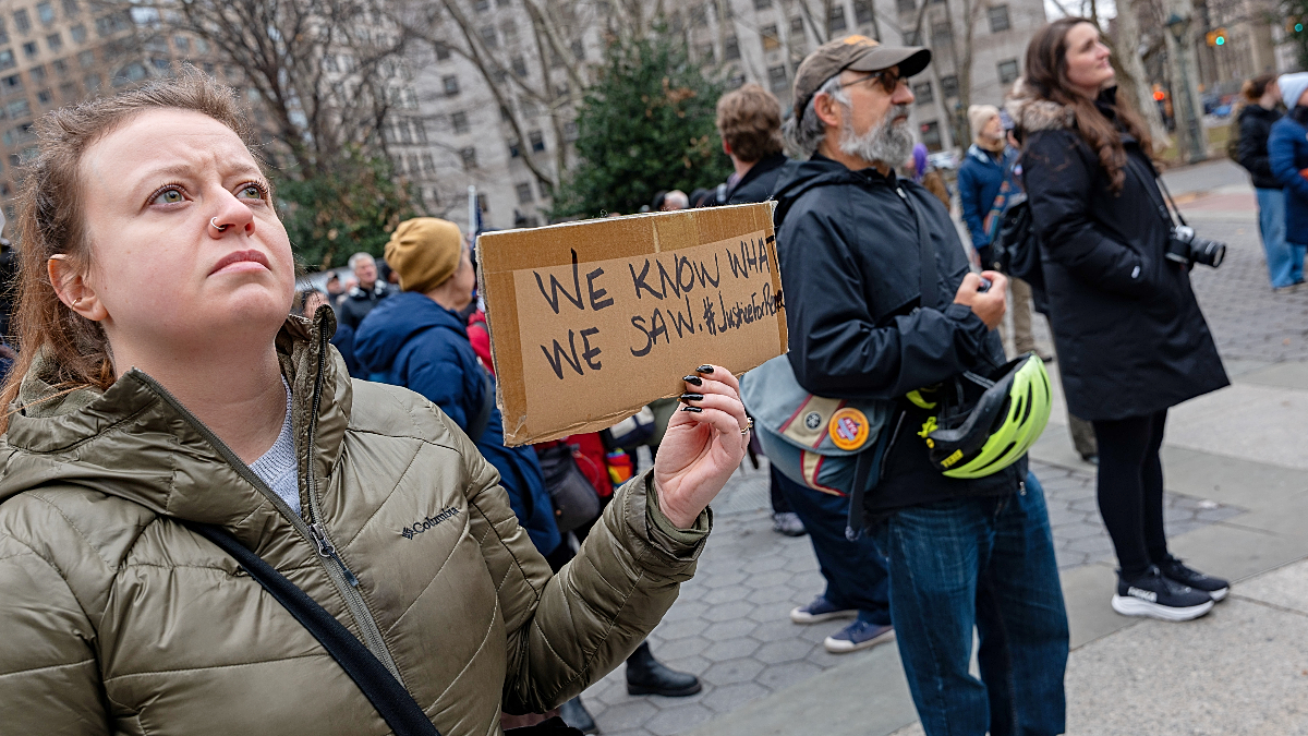 ICE agent threatens woman filming him