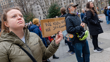 ICE agent threatens woman filming him