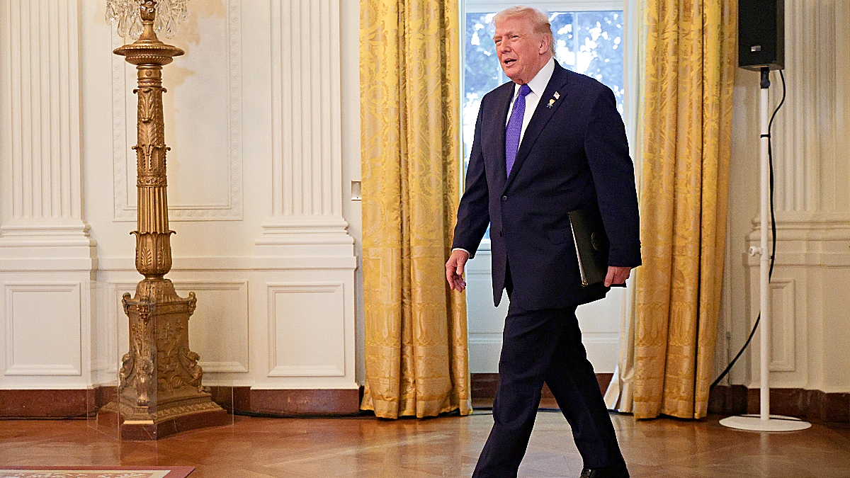 Trump wanders off to admire his ballroom construction mid meeting with oil and gas executives