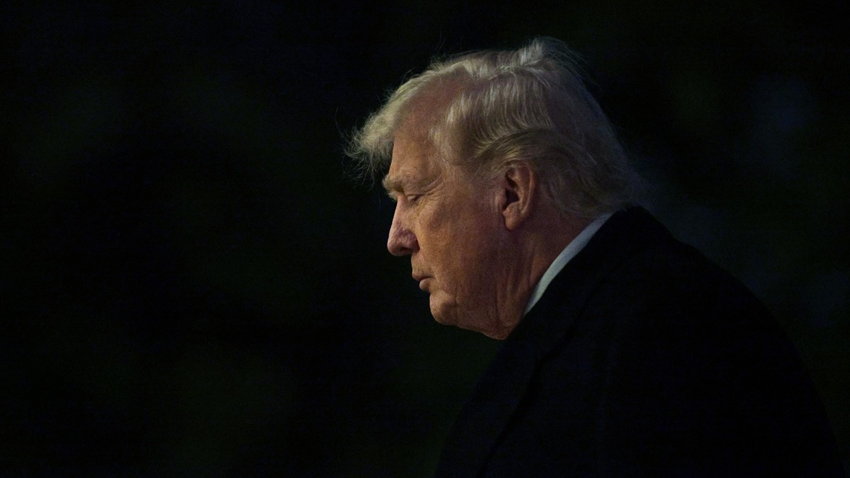 WASHINGTON, DC - JANUARY 04: U.S. President Donald Trump walks on the South Lawn after landing at the White House on January 4, 2026, in Washington, D.C. President Trump returned to Washington from his winter break at the Mar-a-Lago Club in Palm Beach, Florida, one day after U.S. forces captured former Venezuelan President Nicolas Maduro and his wife in a raid on his compound in the capital city of Caracas. (Photo by Alex Wong/Getty Images)