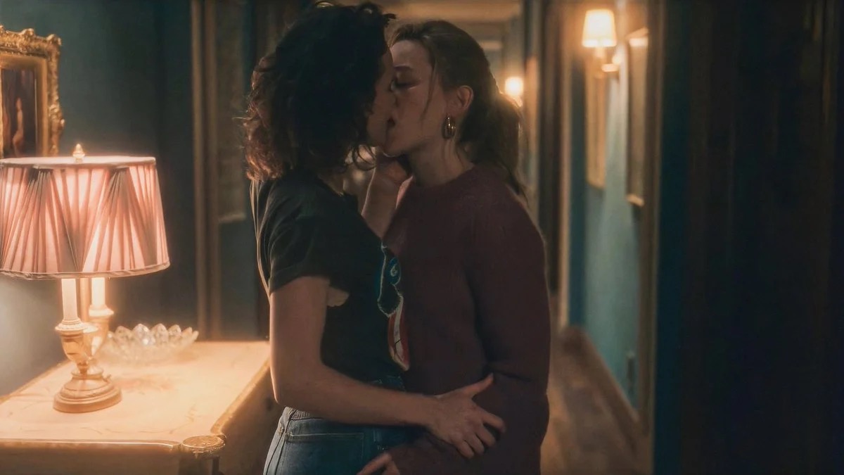 Two women kiss in a hallway in "The Haunting of Bly Manor"