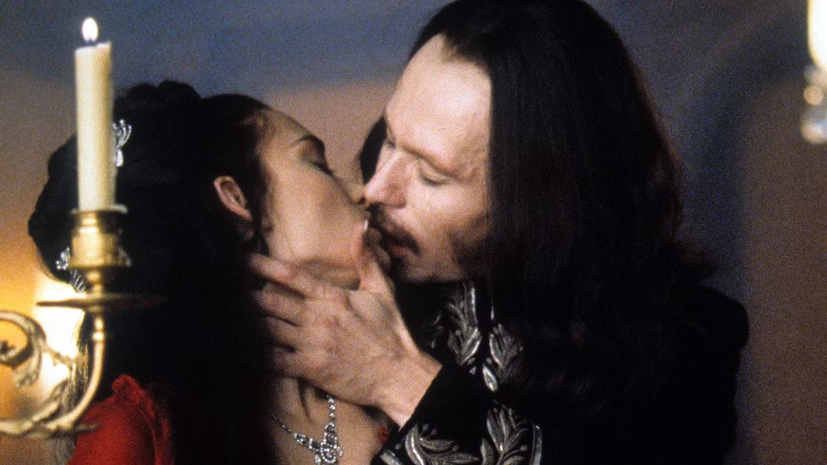 Dracula and Mina share a kiss in "Bram Stoker's Dracula"
