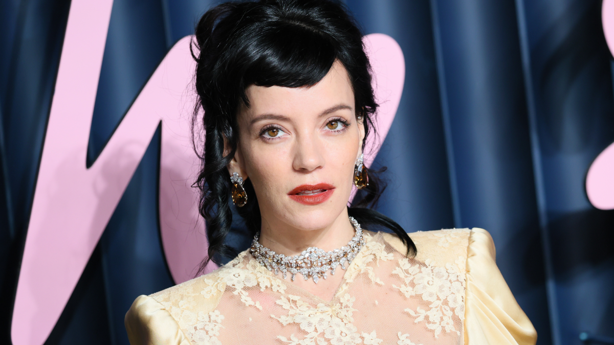 Lily Allen&rsquo;s New Concert Has The Internet (Literally) Pulling Up Receipts of Her Controversies