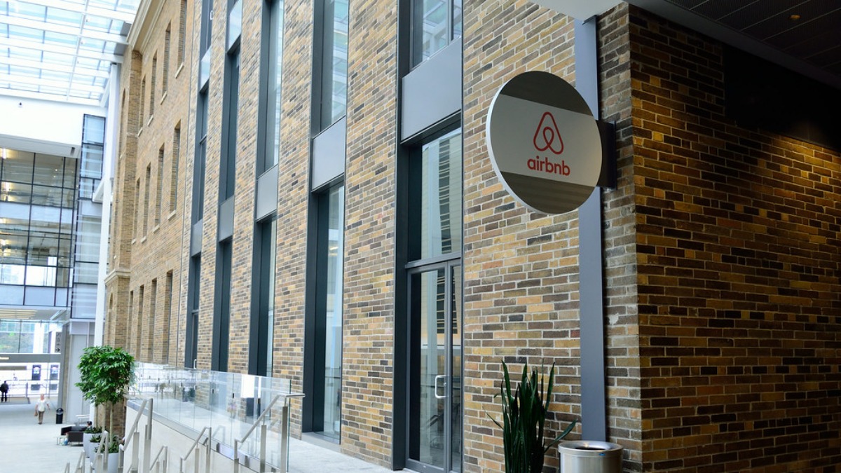 Florida woman drove 11 hours for an Airbnb stay. She discovers carpets stained with blood and the manager is like: ‘Relax, we cleaned it up’