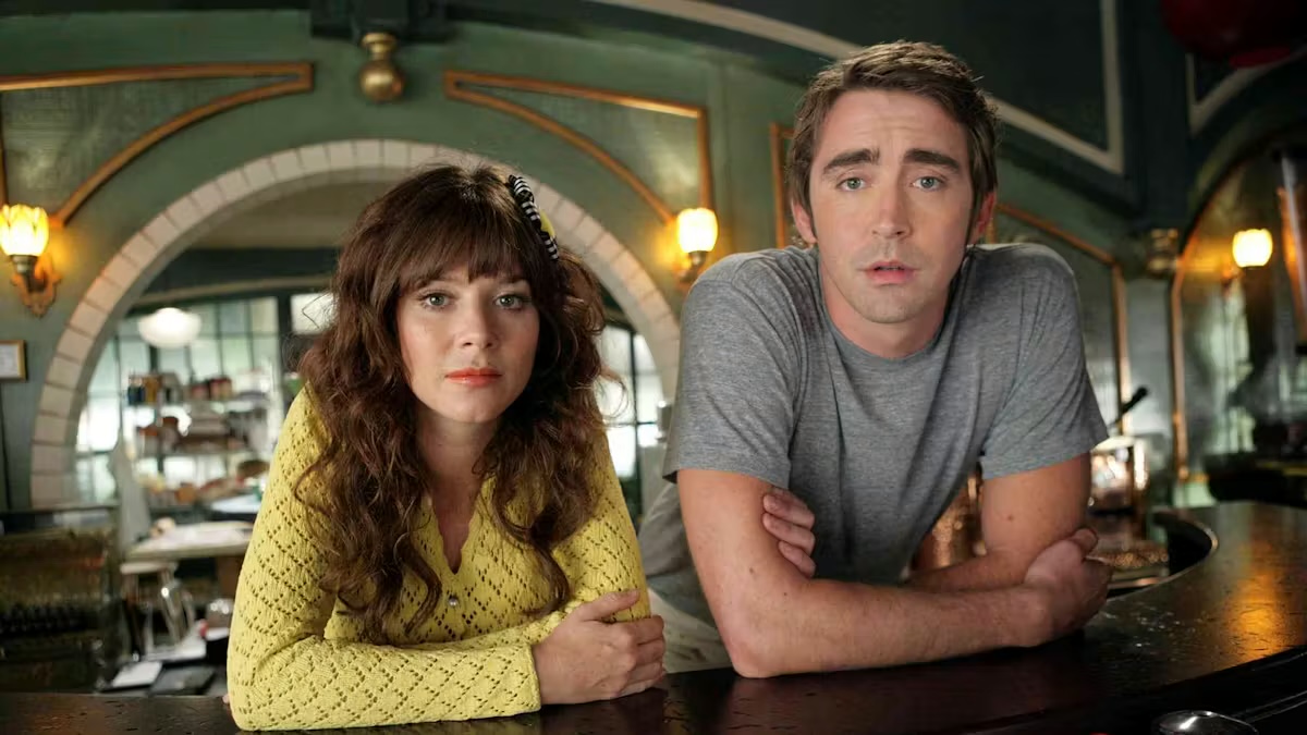 A man and woman lean together on a bar in Pushing Daisies