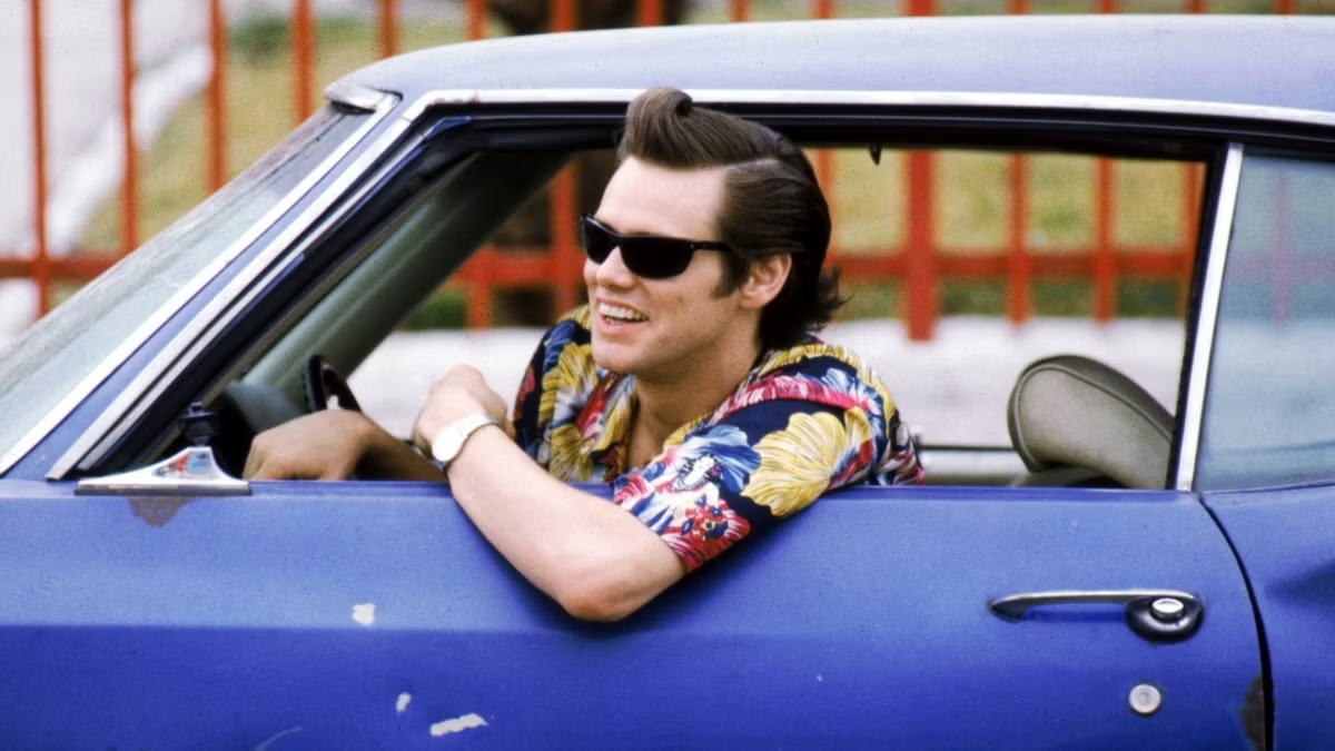 Ace Ventura leans out a car window in Ace Ventura Pet Detective