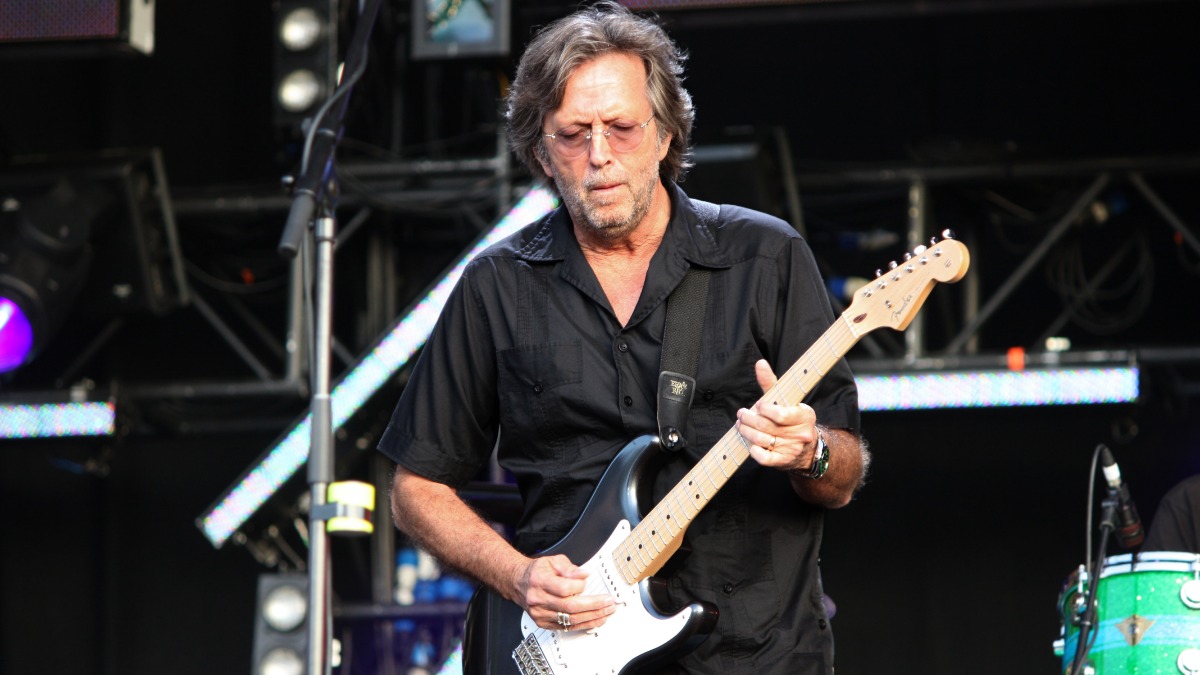 Eric Clapton’s Madrid show cut short after a fan’s shocking mid-concert attack with a vinyl record