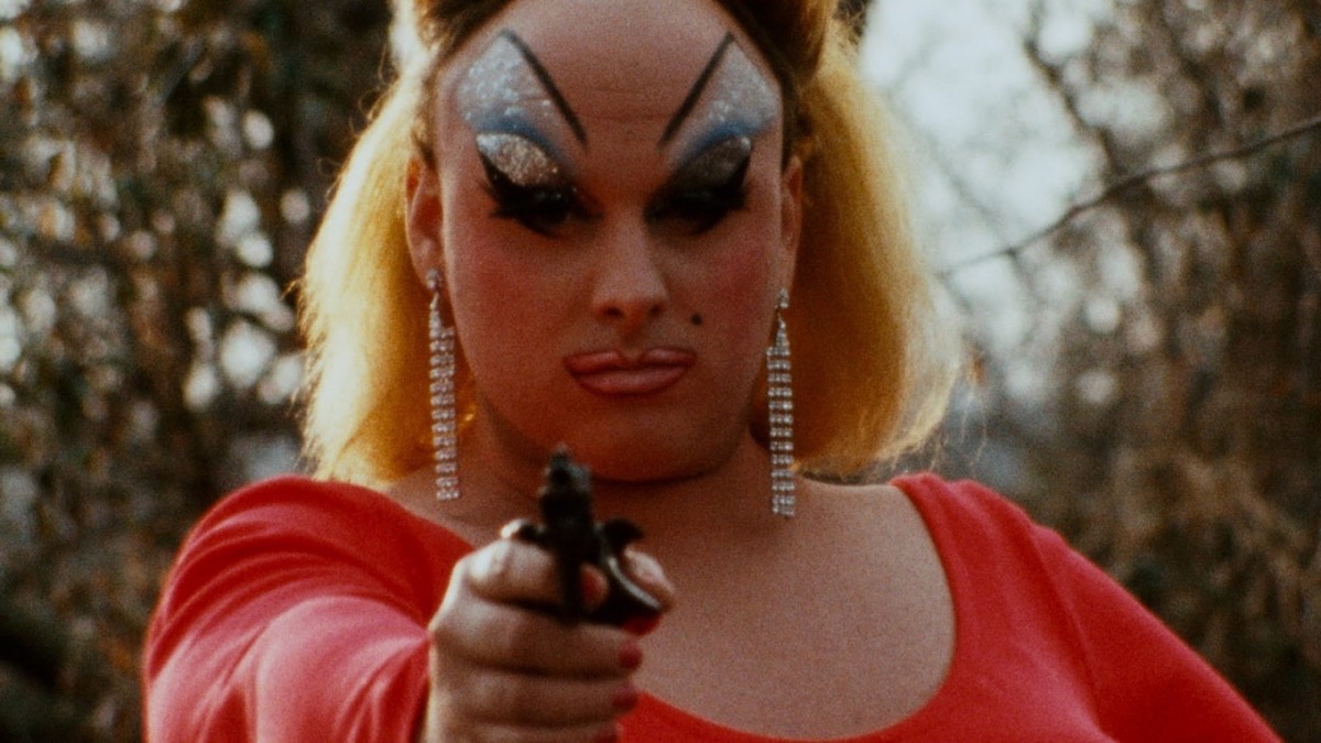 Divine points a pistol in "Pink Flamingos"