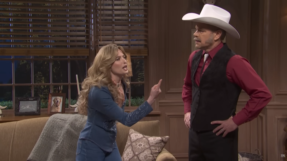 Matt Damon and Sarah Sherman parodies Storage Wars on SNL as an auctioneer couple