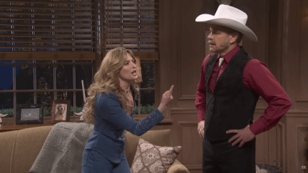 Matt Damon and Sarah Sherman parodies Storage Wars on SNL as an auctioneer couple