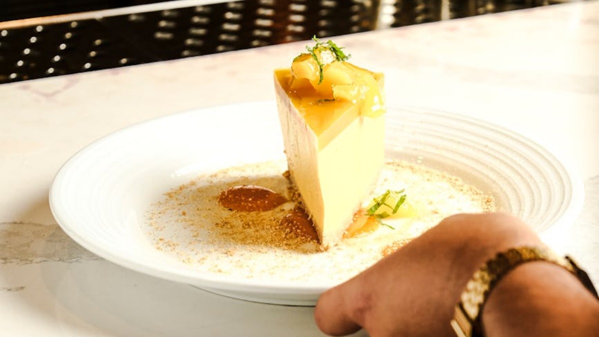 Beverly Hills Rooftop Restaurant Just Hit a Couple With a $110 Bill for Cutting Their Own Cake and the Internet Can&rsquo;t Decide Who&rsquo;s the Villain