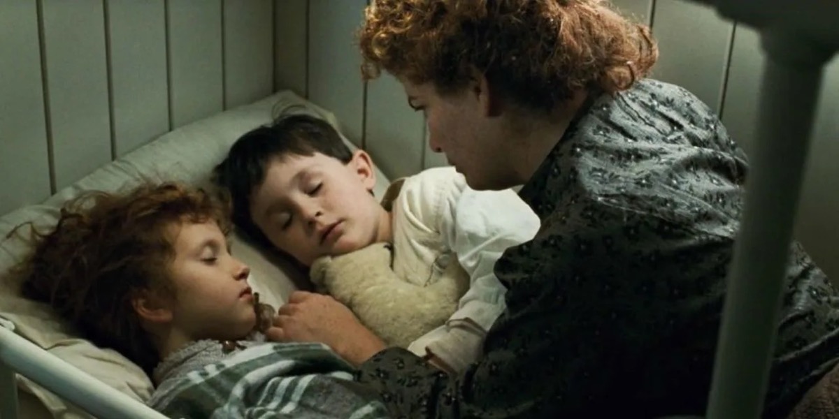 A mother reads to her children on the Titanic in Titanic
