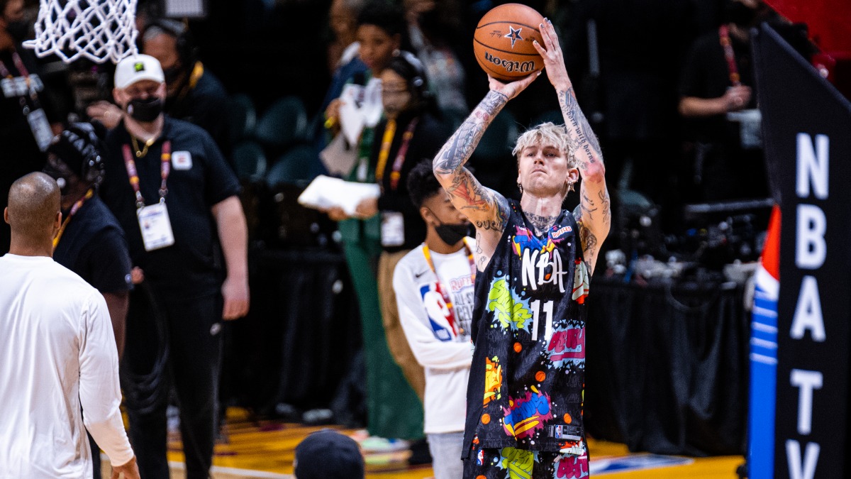 Machine Gun Kelly&rsquo;s Erratic Blackout Ink Is Making a Statement, but Experts Say It&rsquo;s Also Raising Questions About a Clinical Red Flag