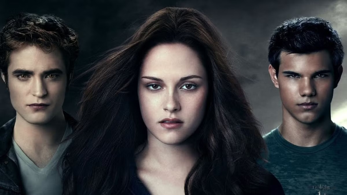Edward Jacob and Bella stand together in Twilight promo art