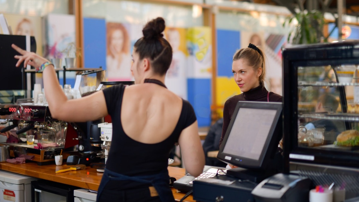 Woman Bragging About Avoiding Tipping Triggers a Massive Standoff Over the Future of Service Etiquette Woman Bragging About Avoiding Tipping Triggers a Massive Standoff Over the Future of Service Etiquette