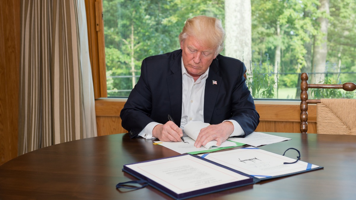 Trump Just Pulled the Rug Out From Under Thousands of Federal Workers With a Shocking New Executive Order Trump Just Pulled the Rug Out From Under Thousands of Federal Workers With a Shocking New Executive Order