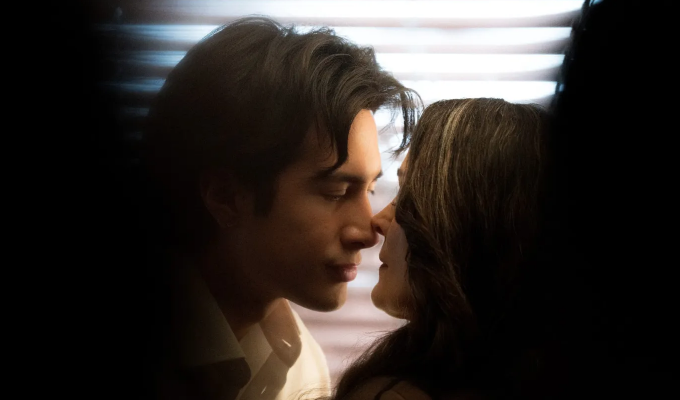 Hudson Williams and Carrie-Anne Moss kissing