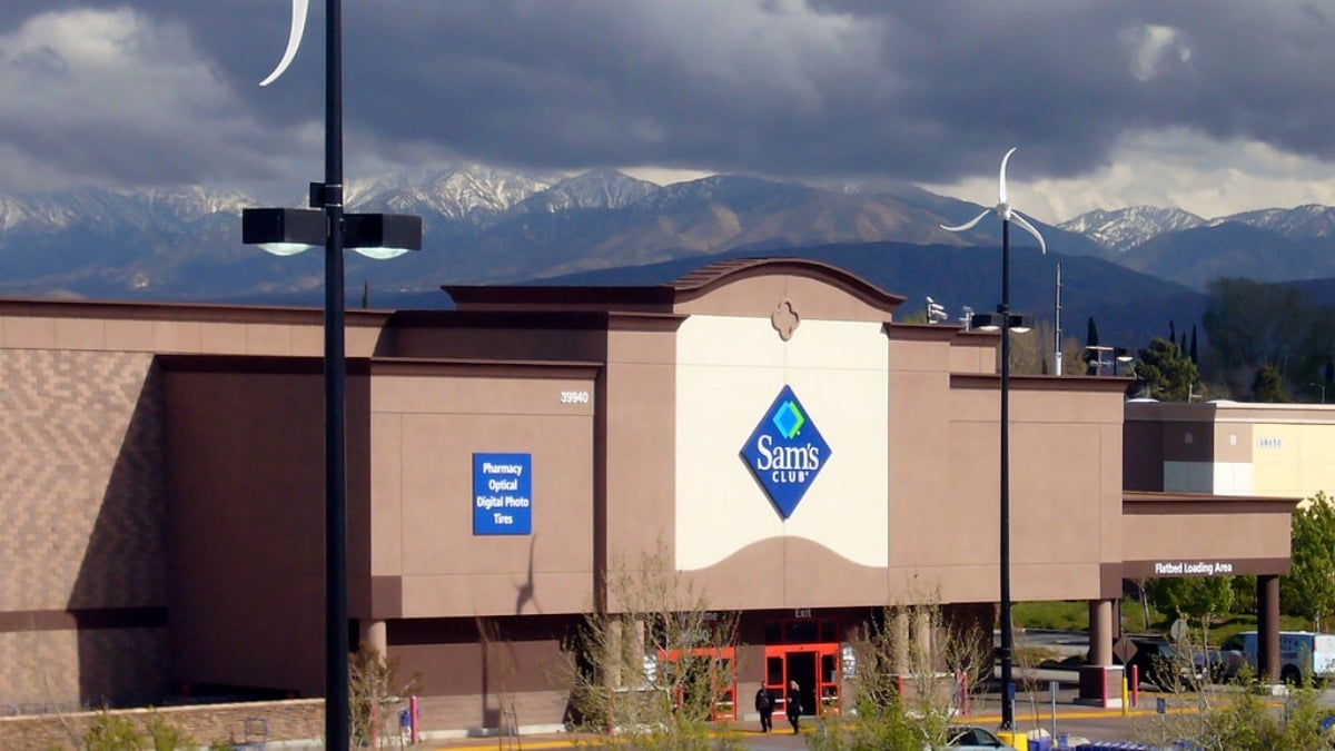 Woman at Sam’s Club Says She Put the Money Directly in His Hand. Then Shows What...